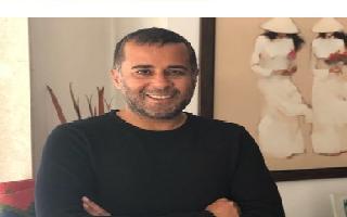 Chetan Bhagat says producer Vidhu Vinod Chopra 'drove him close to..